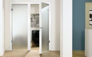 Moderna notranja steklena vrata s stekleno steno